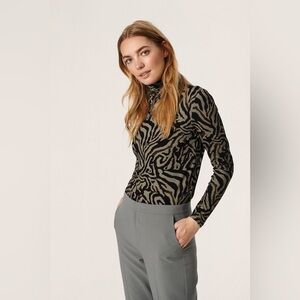 Soaked in Luxury High neck shirt in animal print, women’s size L